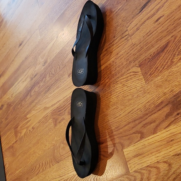 UGG Flip Flop Sandals - Black- size: 7 - Picture 7 of 10